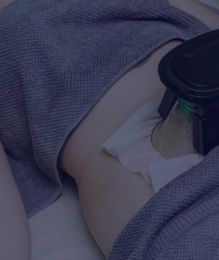 Applicateur de thermocryolipolyse posé sur le ventre d’une cliente